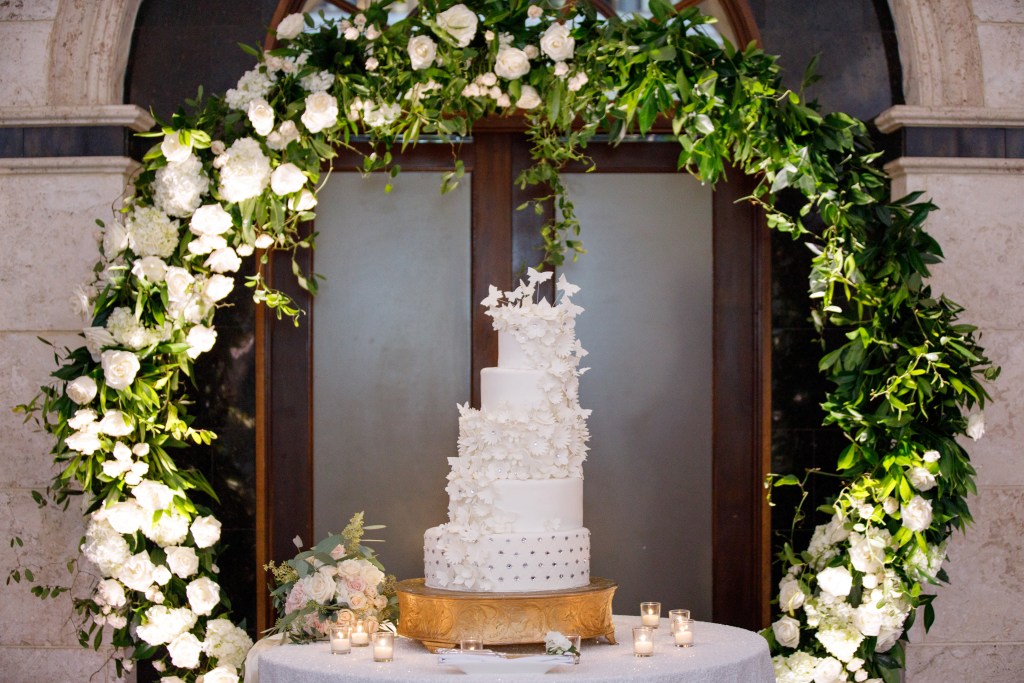 Frostens - Loving the arch cake trend! #frostens #archcake | Facebook