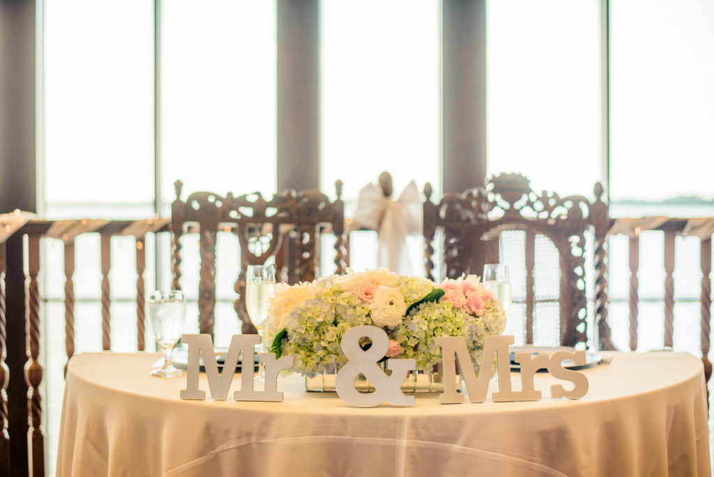 simple sweetheart table decor